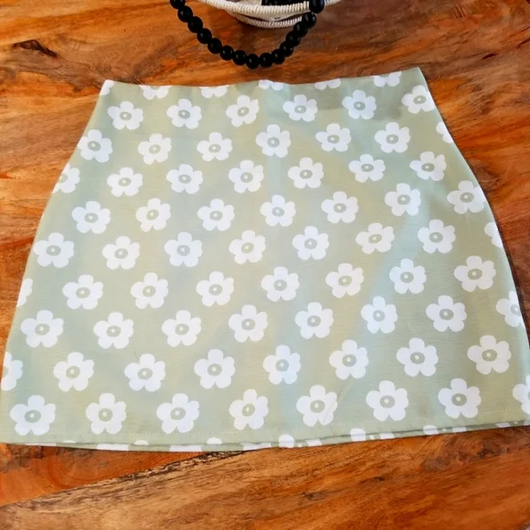 SHEIN skirt- NWOT- 6 - Picture 1 of 8